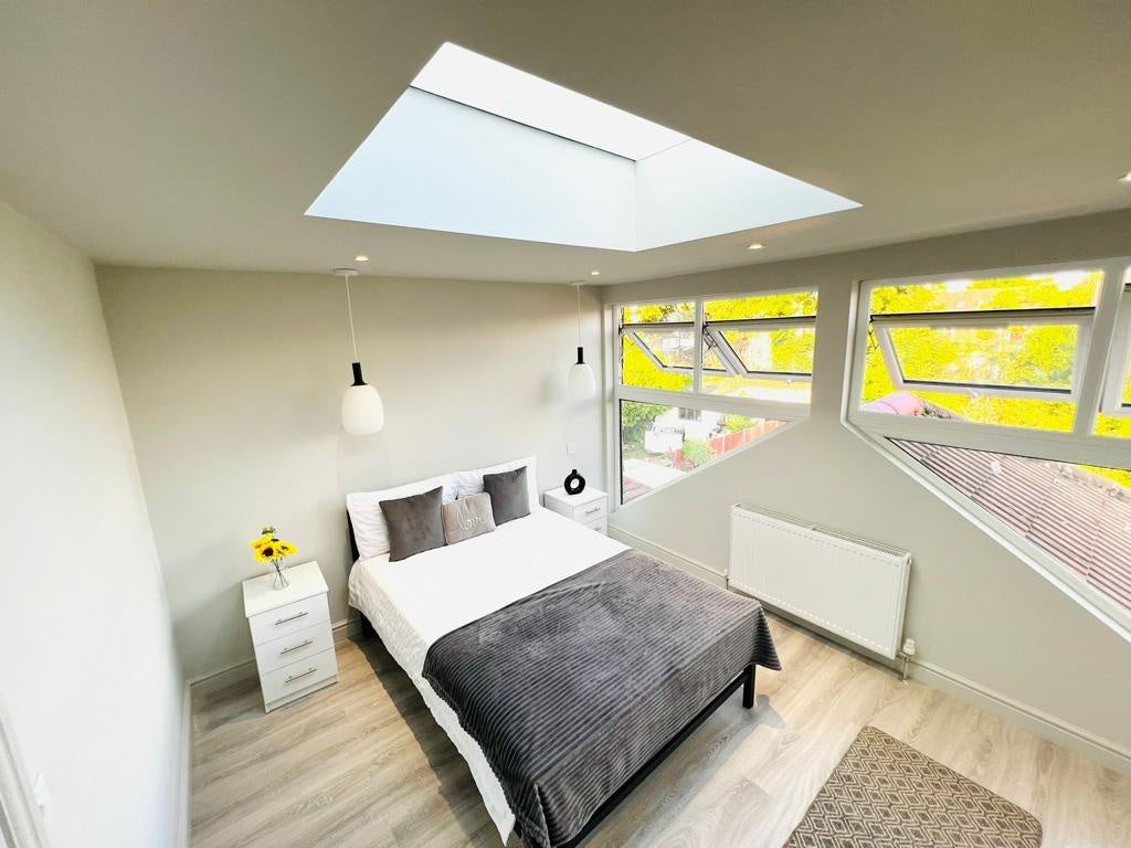 Flat Prince Road in Greater London