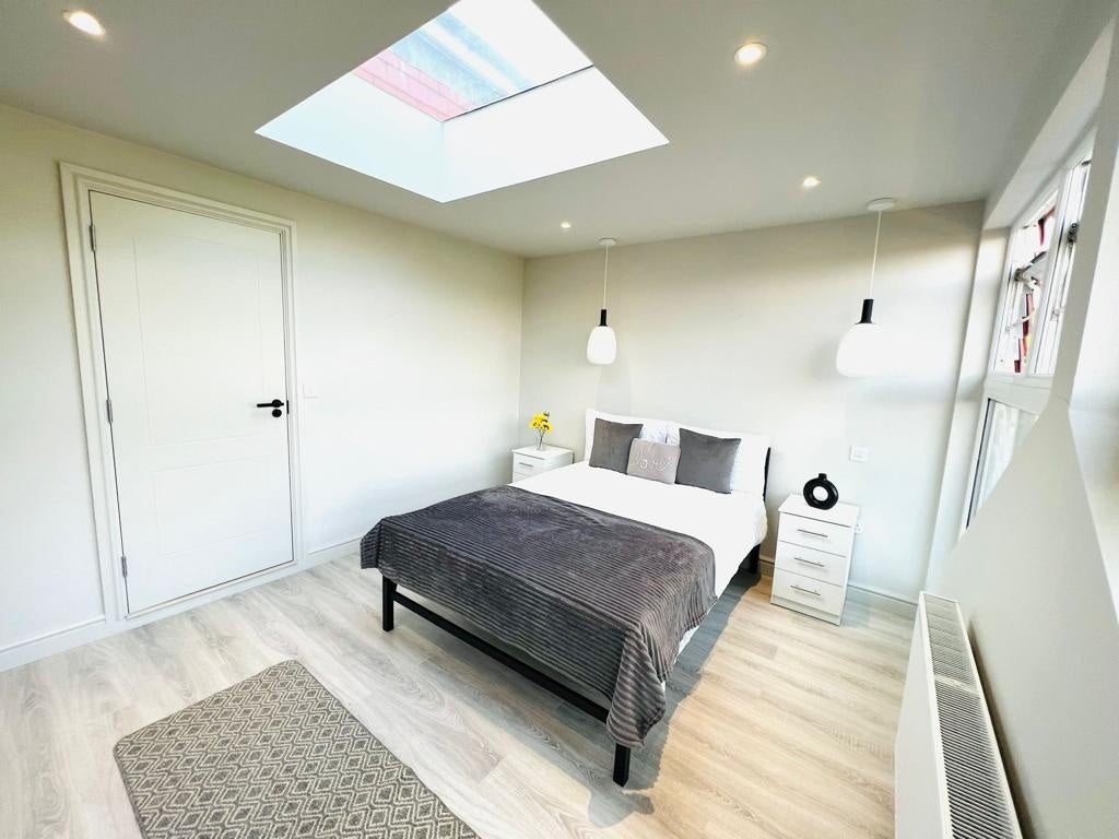 Flat Prince Road in Greater London