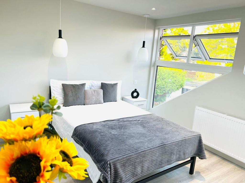 Flat Prince Road in Greater London