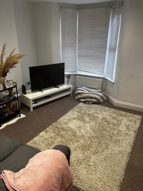 Room Manor Road in Greater London