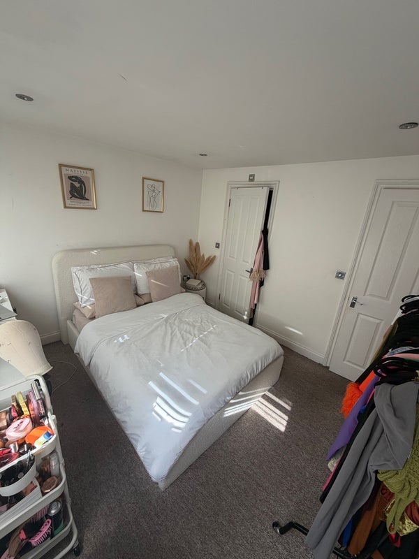 Room Manor Road in Greater London