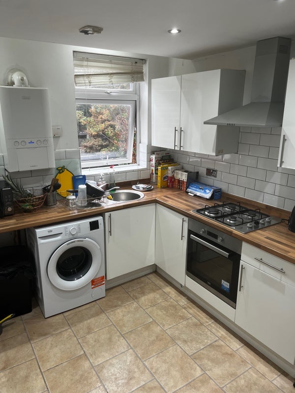 Room Manor Road in Greater London