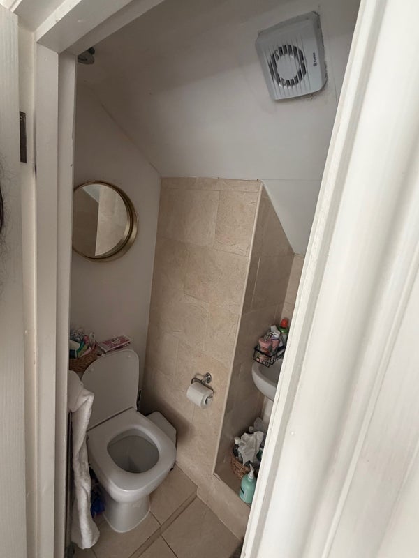 Room Manor Road in Greater London