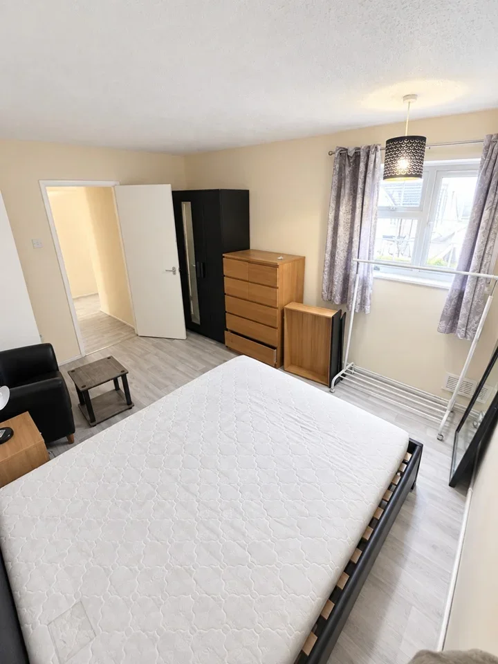 Room Chelmer Road in Chadwell St Mary