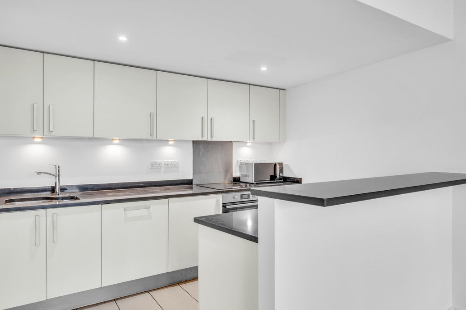 Flat Lombard Road in Greater London