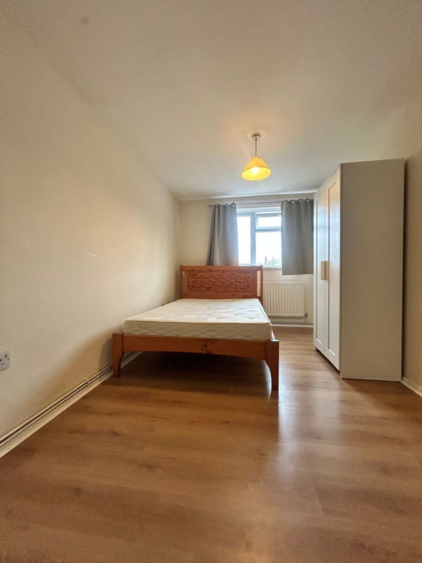 Room St Leonard's Road in Greater London