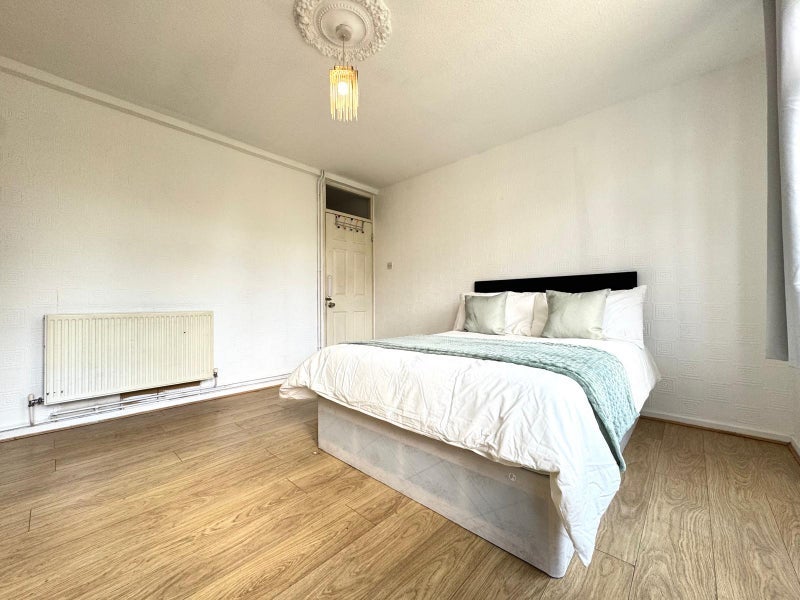 Room St Leonard's Road in Greater London
