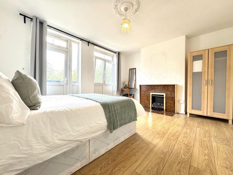 Room St Leonard's Road in Greater London