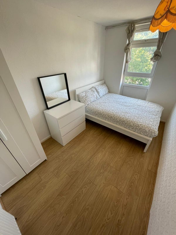 Room St Leonard's Road in Greater London
