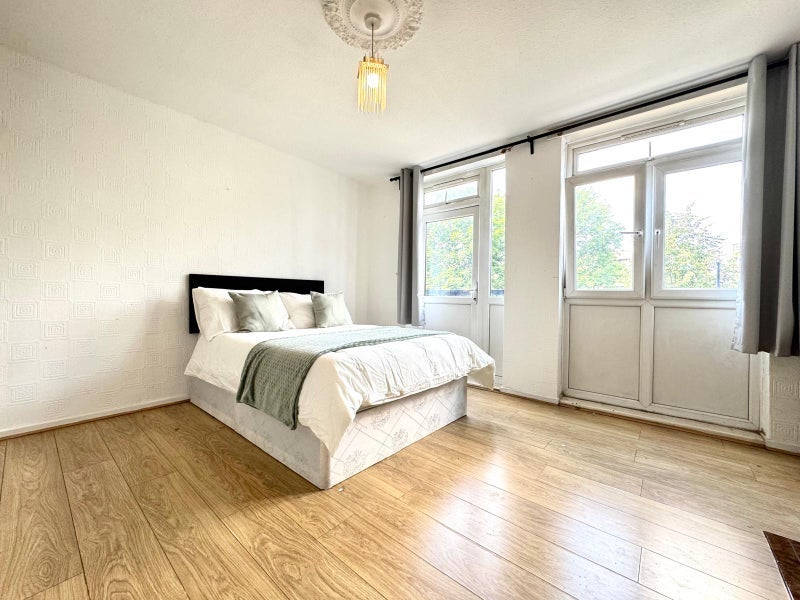 Room St Leonard's Road in Greater London