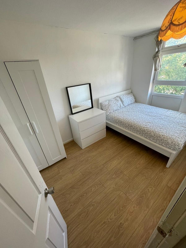 Room St Leonard's Road in Greater London