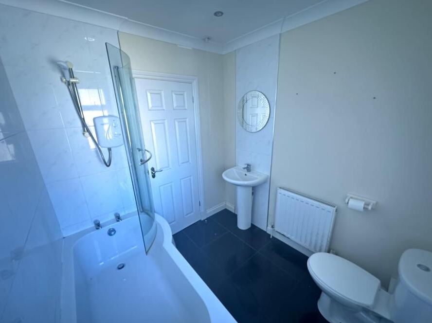 Flat Llwynhendy Road in Dafen