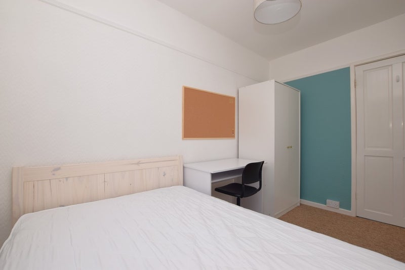 Room Ambleside Avenue in Bristol