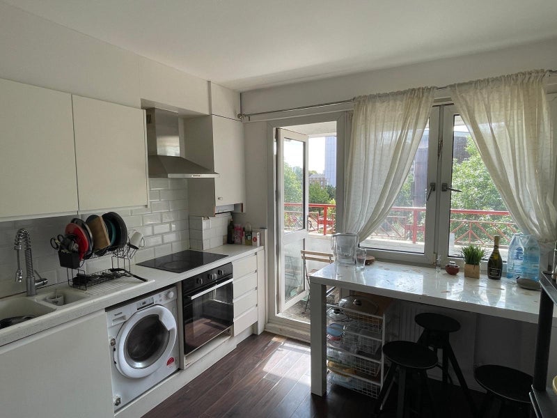 Flat Rainsborough Avenue in Greater London