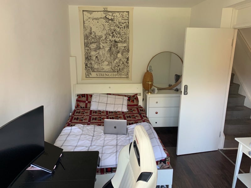 Flat Rainsborough Avenue in Greater London