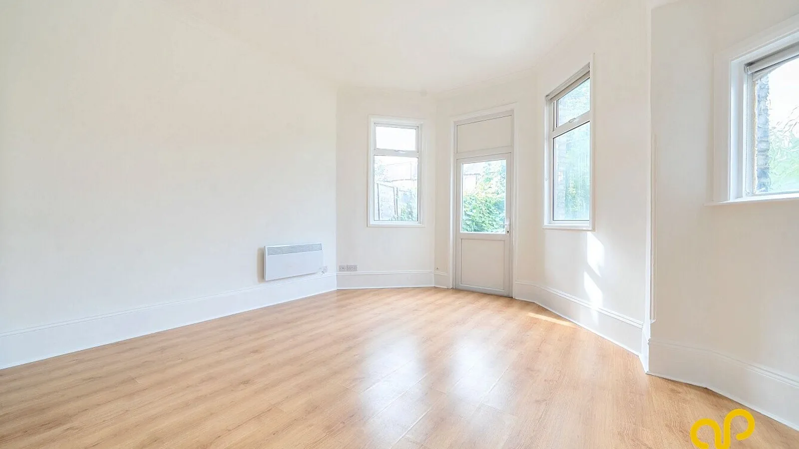 Flat Sylvan Avenue in Greater London