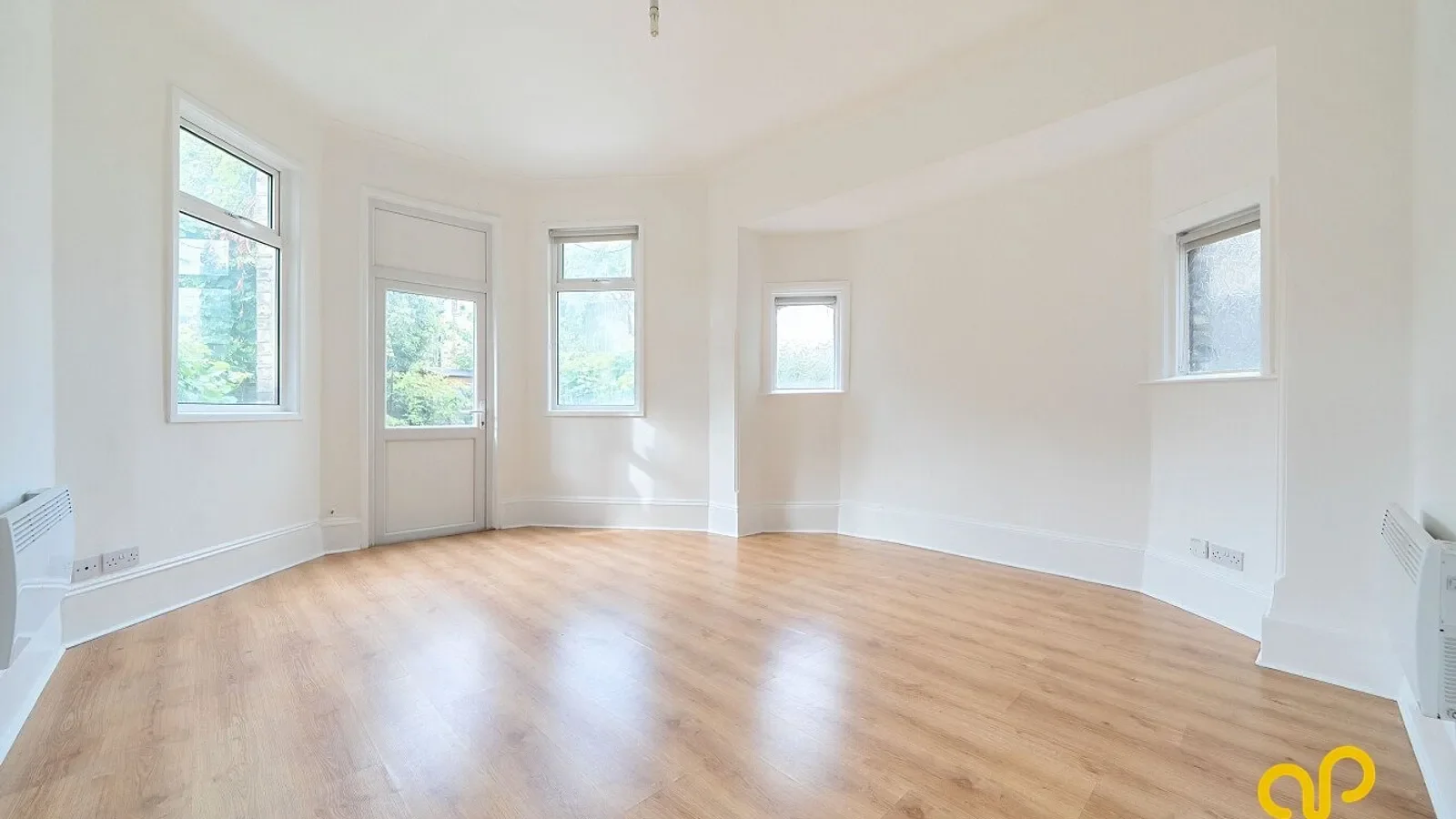 Flat Sylvan Avenue in Greater London
