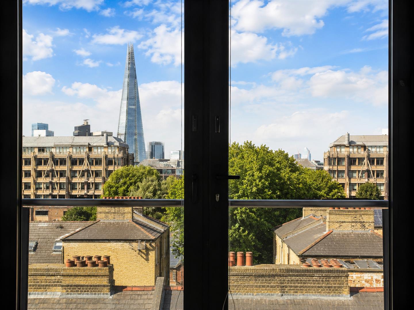 Flat Dock Street in Greater London