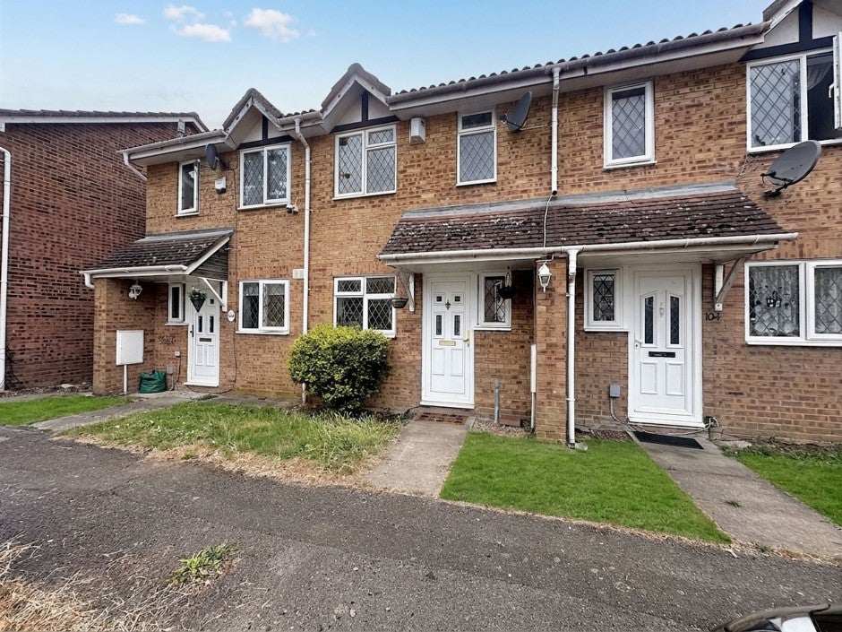 Flat Newcombe Rise in Greater London