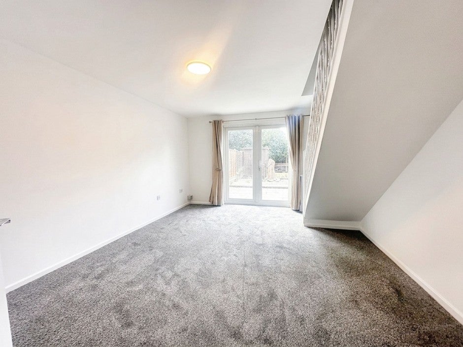 Flat Newcombe Rise in Greater London