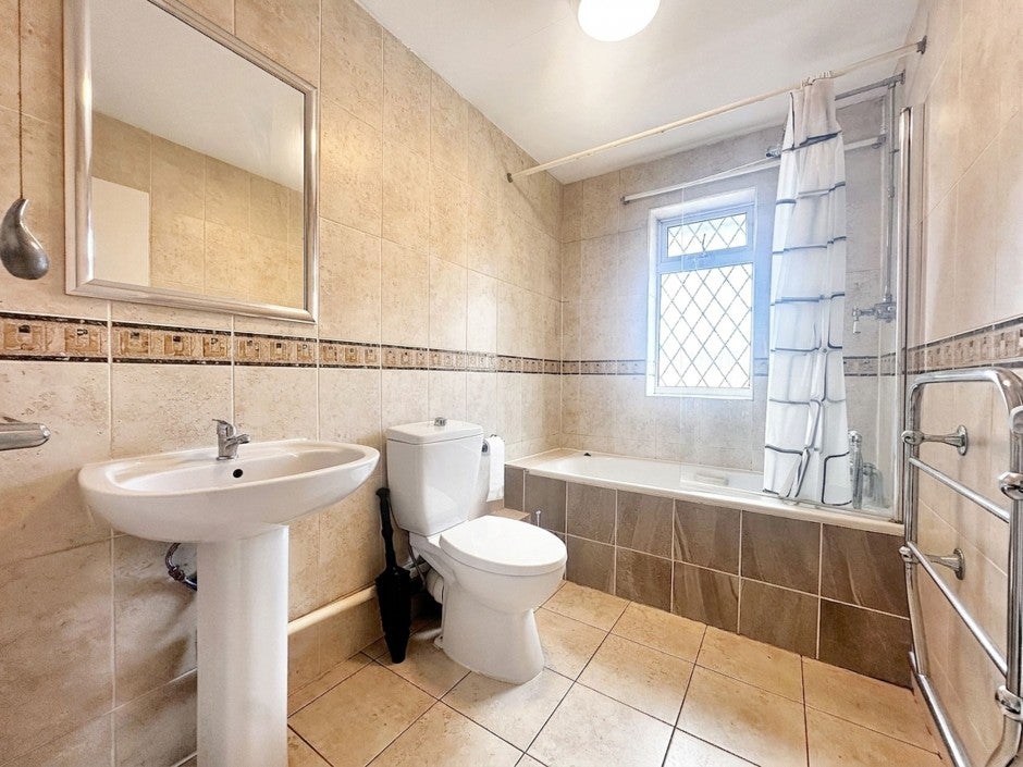 Flat Newcombe Rise in Greater London