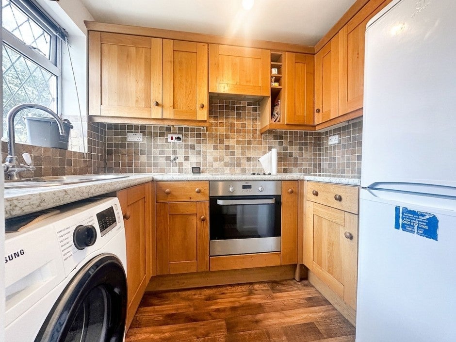 Flat Newcombe Rise in Greater London