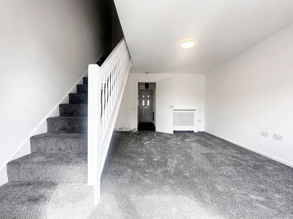 Flat Newcombe Rise in Greater London