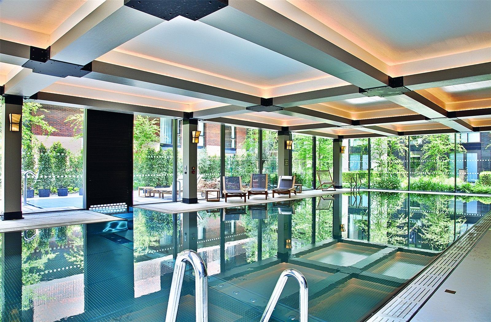 Flat Falcon Grove in Greater London