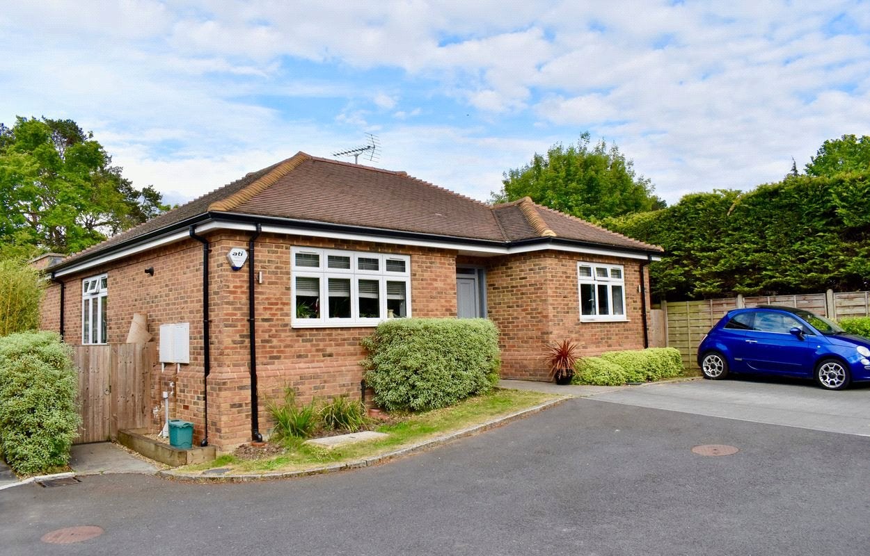 House Harriotts Lane in Mole Valley