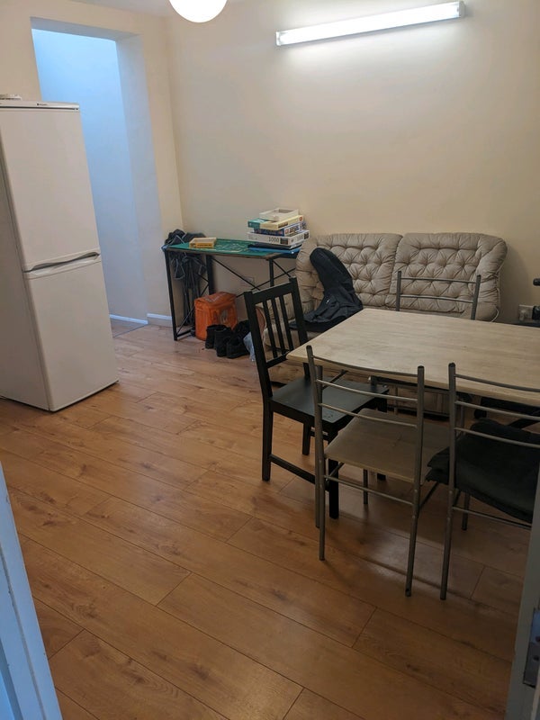 Room Connaught Road in Slough