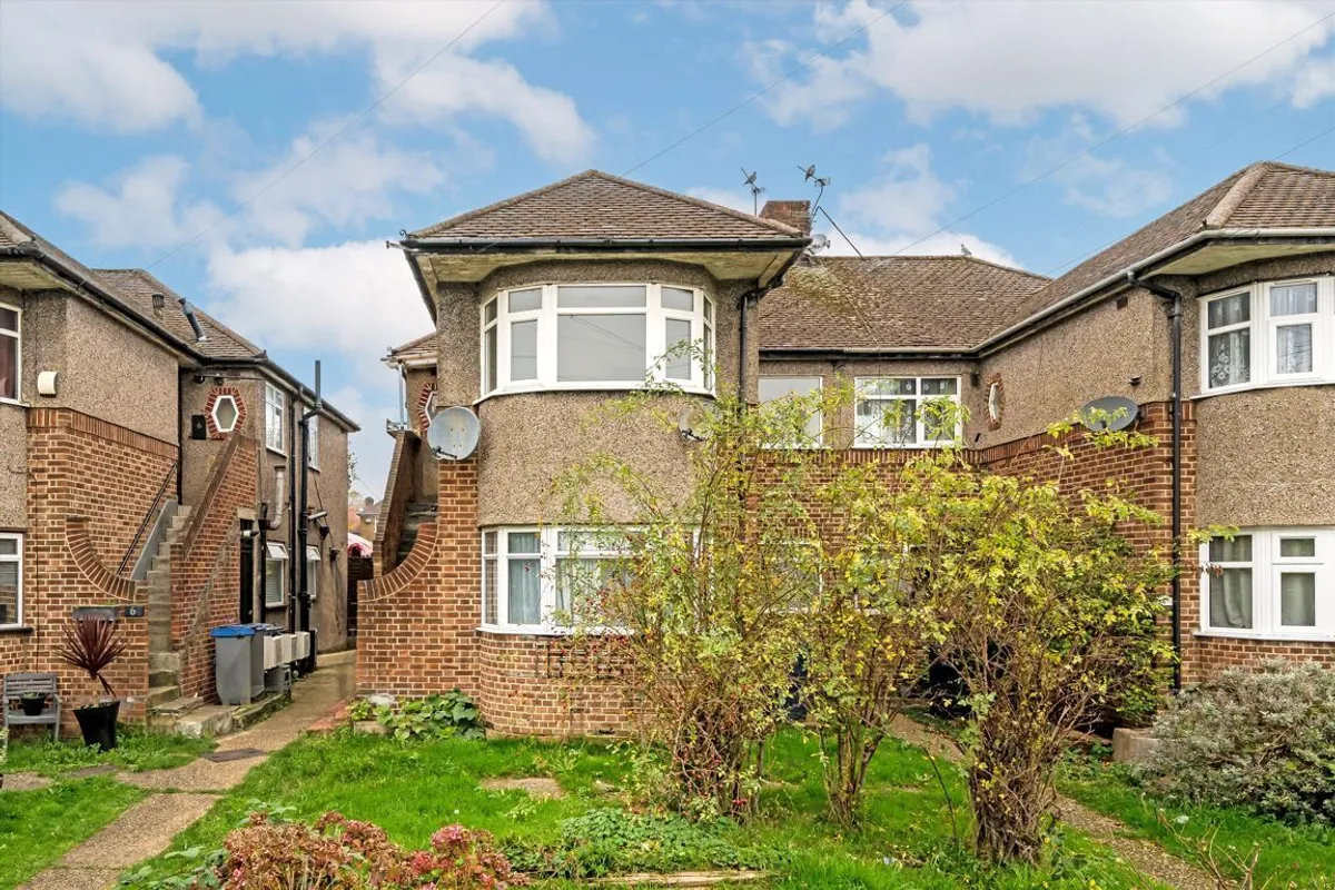 Flat Ruislip Close in Greater London