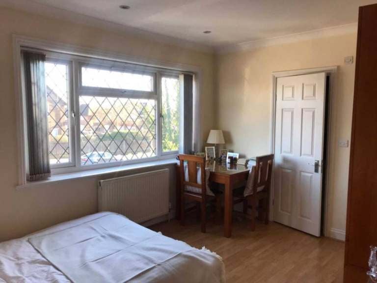 Flat Broadfields Avenue in Greater London