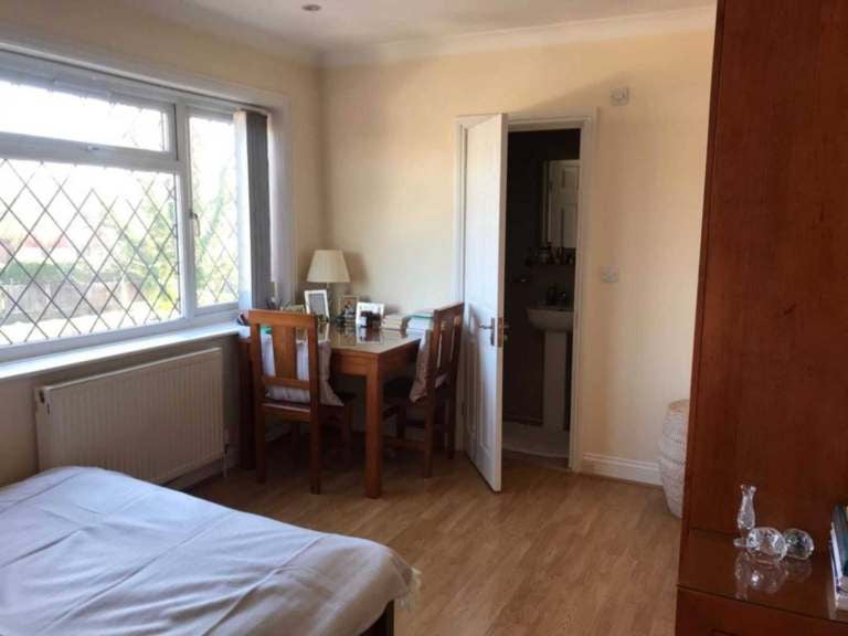 Flat Broadfields Avenue in Greater London