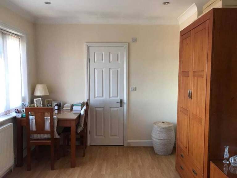 Flat Broadfields Avenue in Greater London