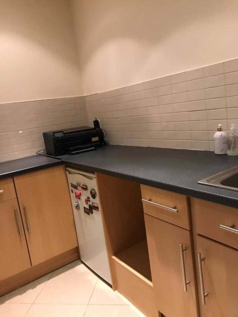 Flat Broadfields Avenue in Greater London