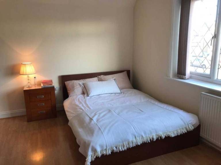 Flat Broadfields Avenue in Greater London