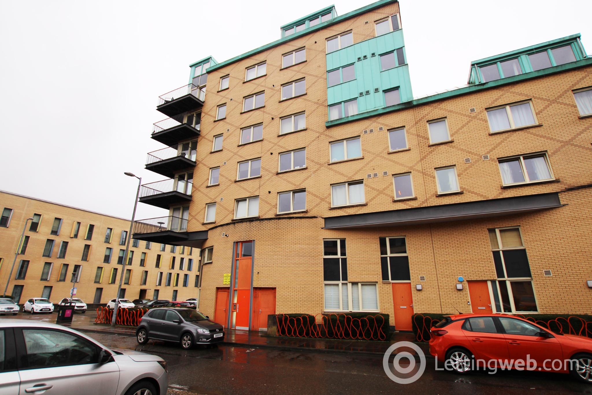 Flat Queen Elizabeth Gardens in Glasgow
