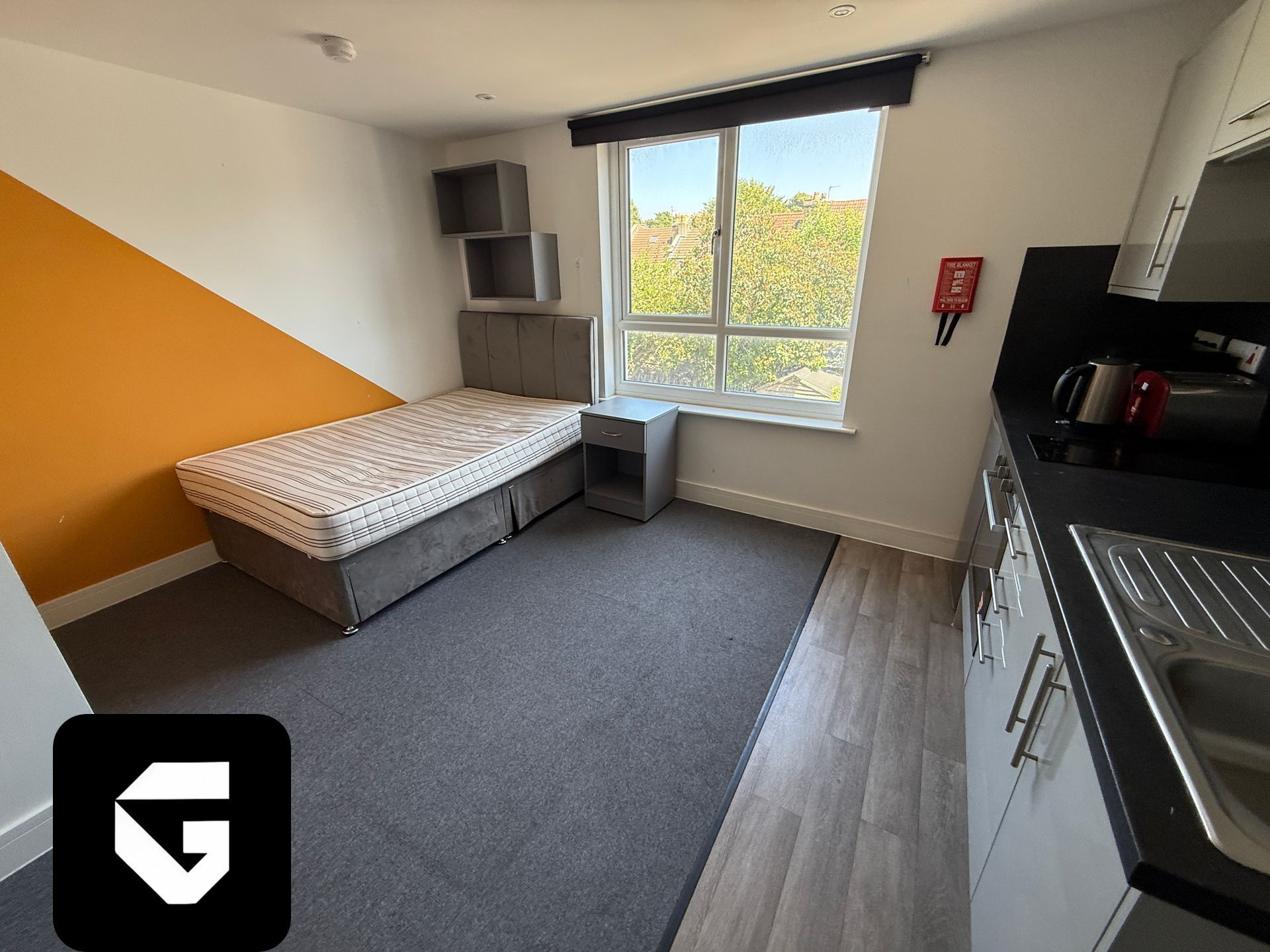 Room Phoenix Grove in Kingswood