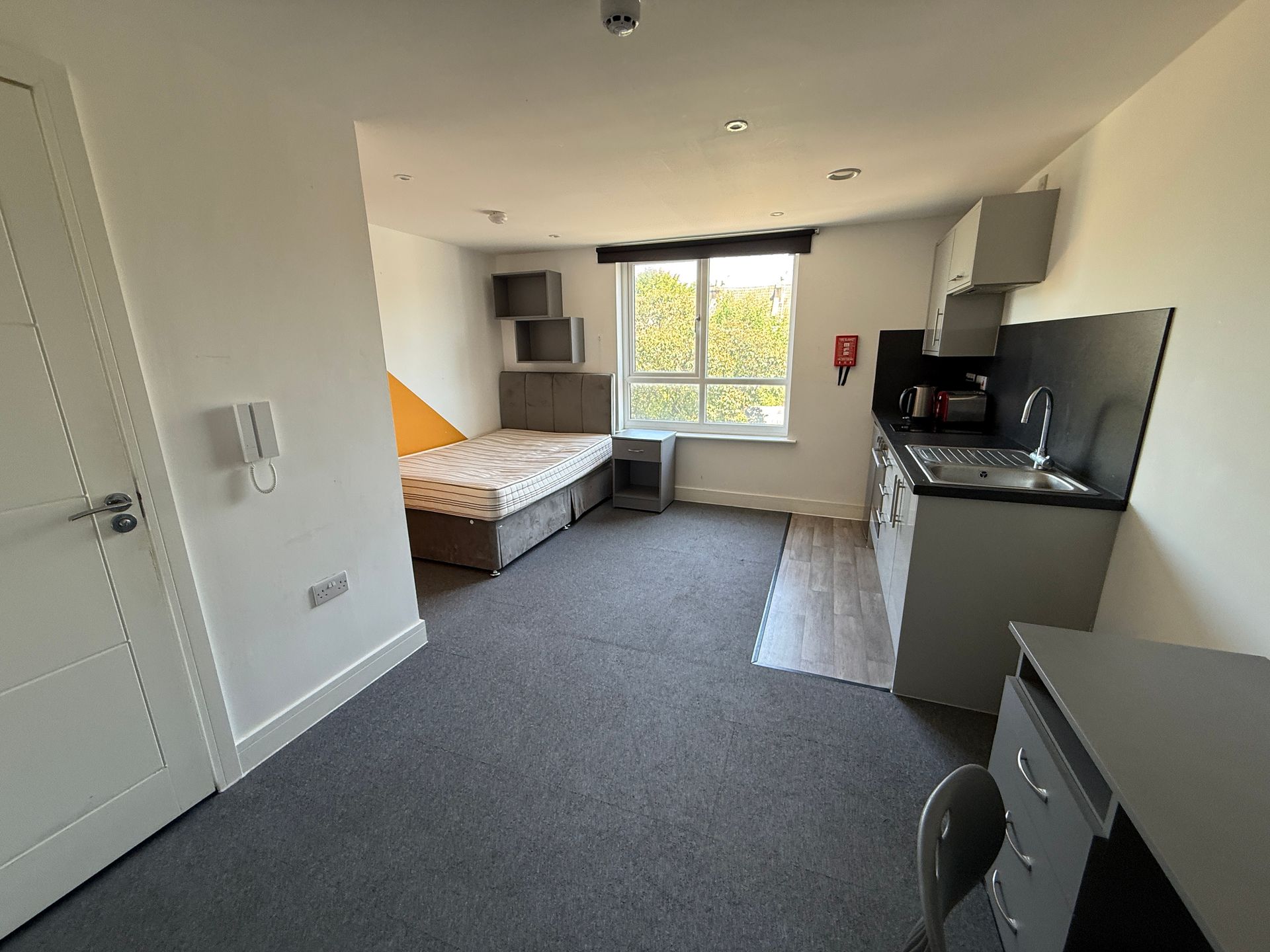 Room Phoenix Grove in Kingswood