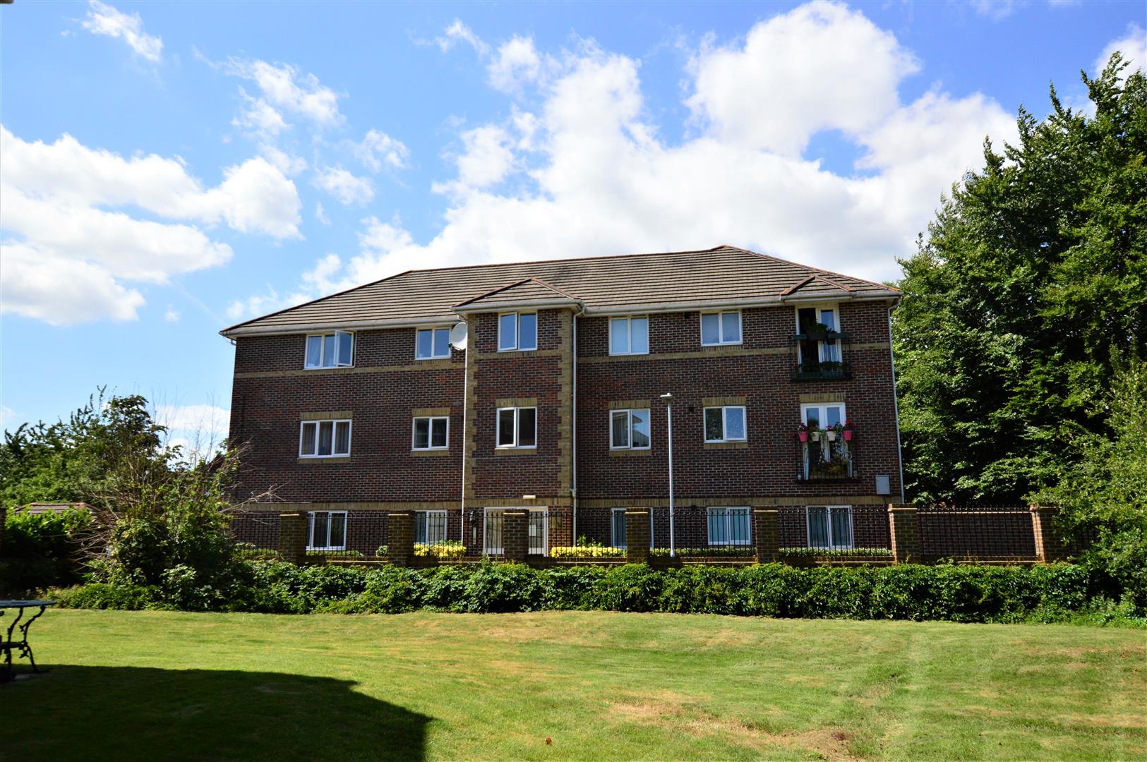 Flat Abbotsmead Place in Reading