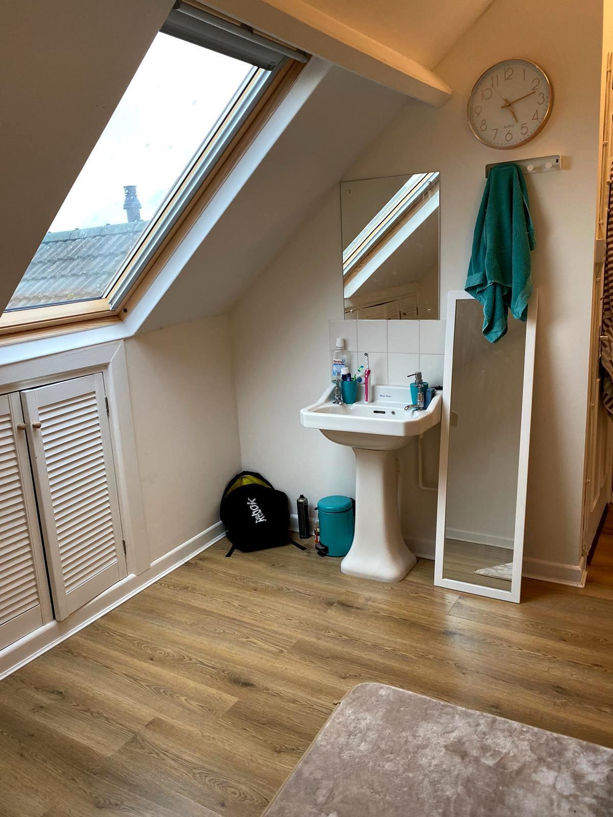 Room Mirador Crescent in Swansea