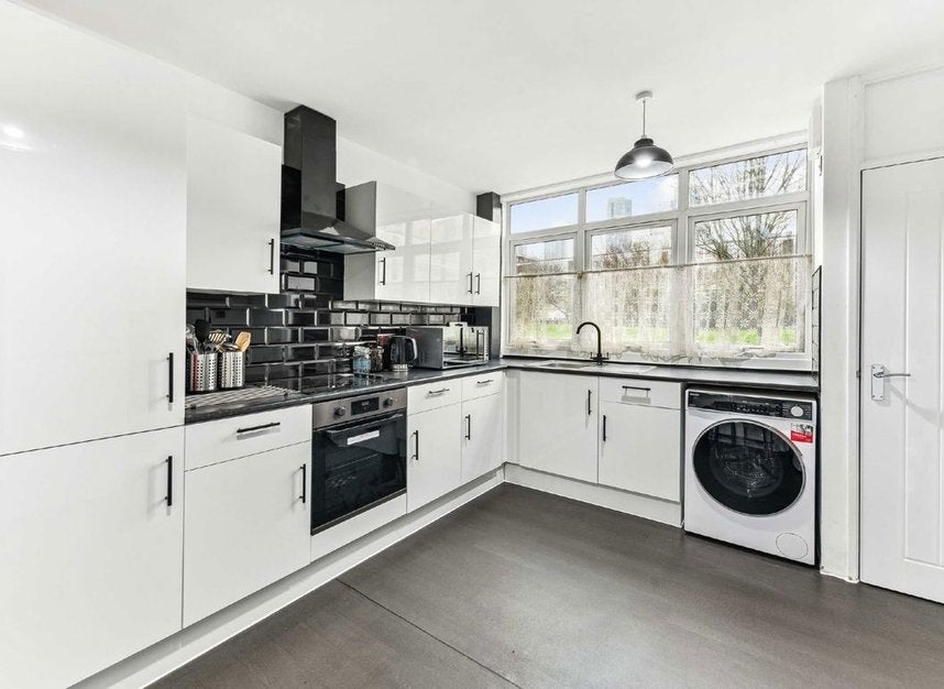 Flat Manchester Road in Greater London