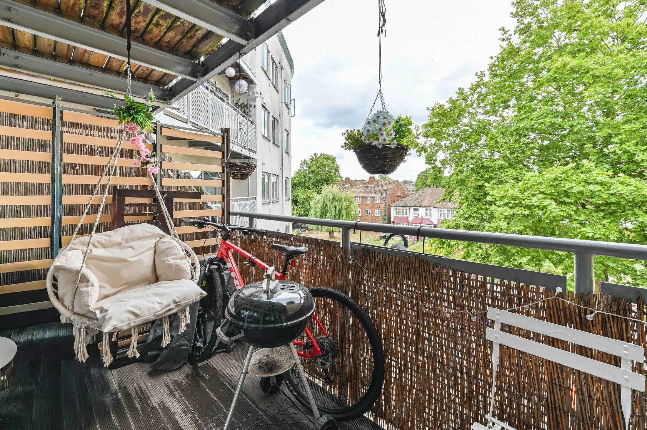 Flat Ulverstone Road in Greater London