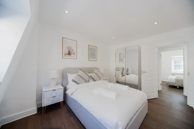 Flat Nassau Street in City of Westminster