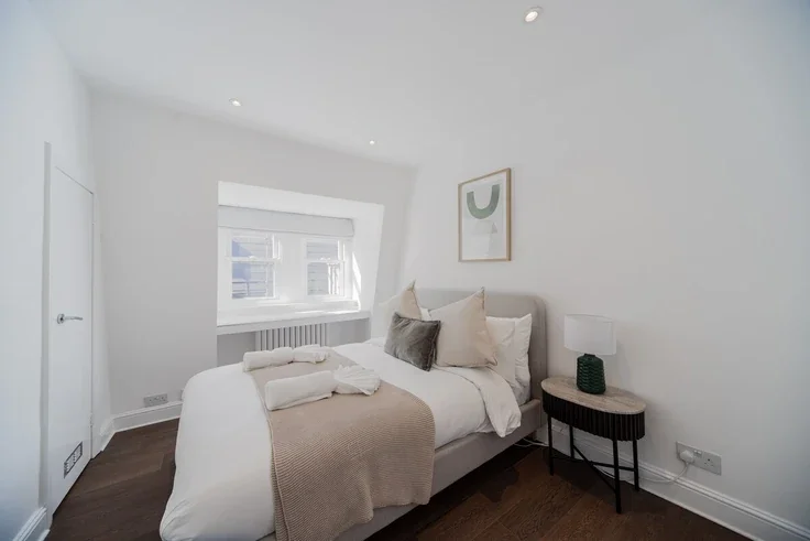 Flat Nassau Street in City of Westminster