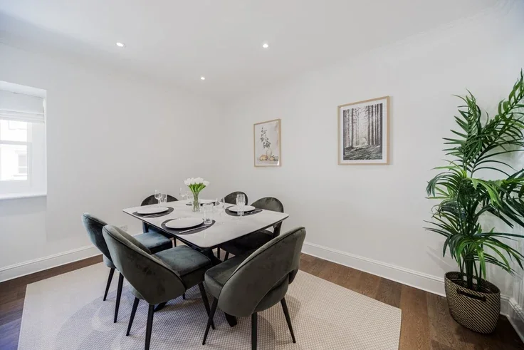 Flat Nassau Street in City of Westminster