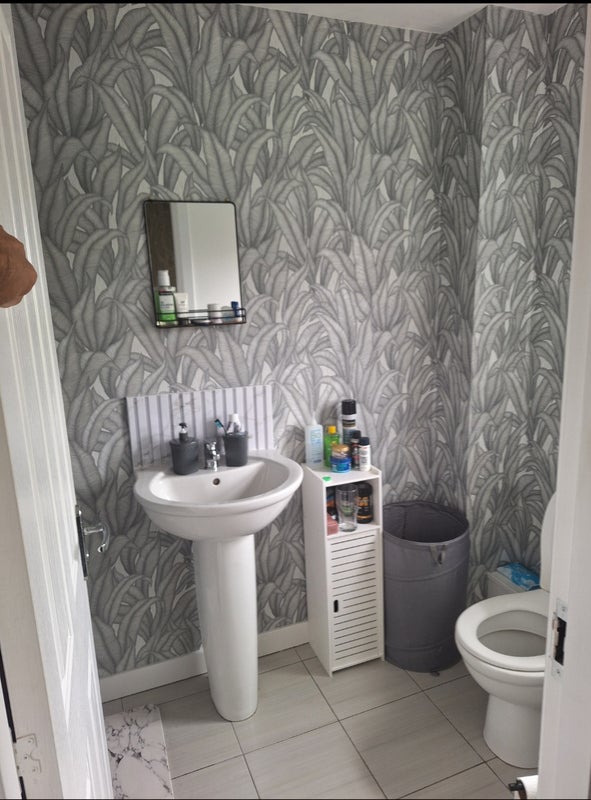 Room Dobson Close in Gateshead