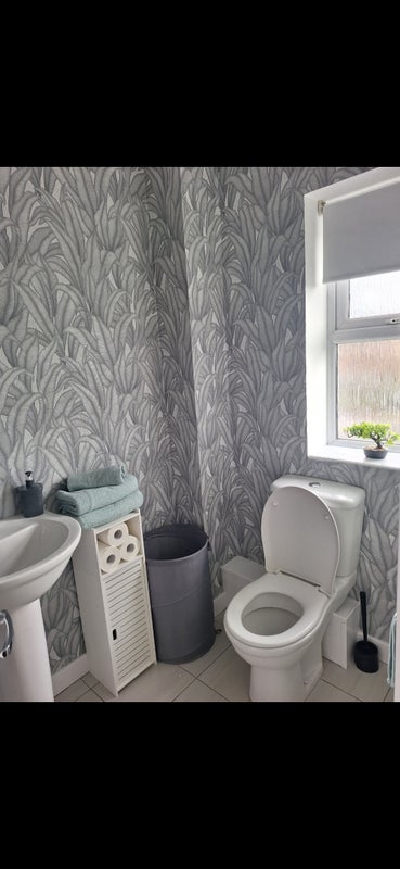 Room Dobson Close in Gateshead