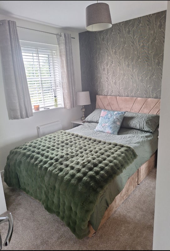 Room Dobson Close in Gateshead