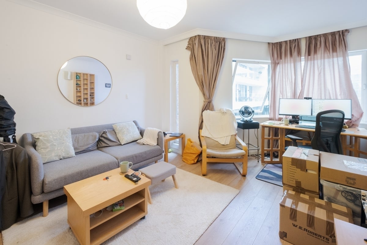 Flat Upper Thames Street in City of London
